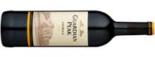 Weinflasche mit südafrikanischem Wein von der Guardian Peak Winery in Südafrika