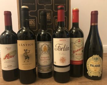 Sechs nebeneinander stehende Flaschen Rotwein aus der Rioja