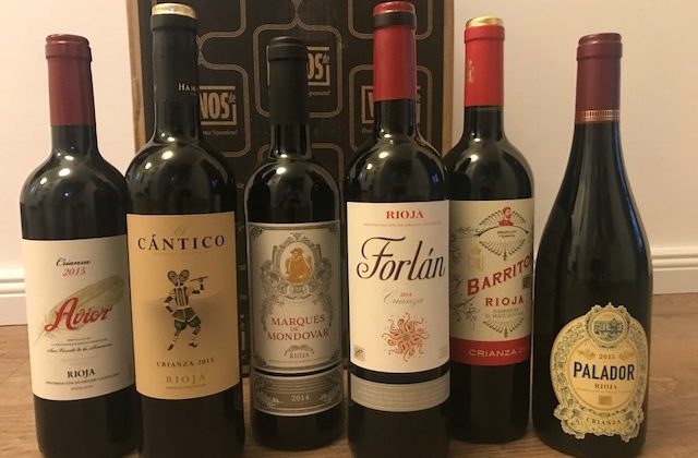Sechs nebeneinander stehende Flaschen Rotwein aus der Rioja