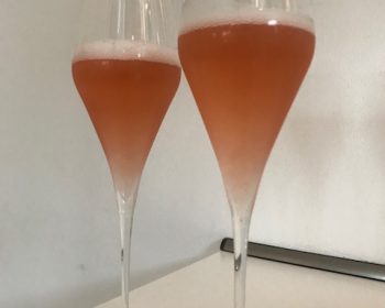 Zwei Champagnergläser mit Rosechampagner als Geschenk zum Geburtstag